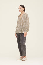 Load image into Gallery viewer, PRINTED CHIFFON BLOUSE: DRY THYME
